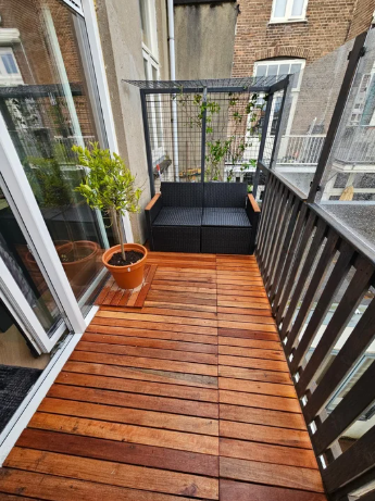 Gerenoveerd balkon met houten vlonder Haarlem