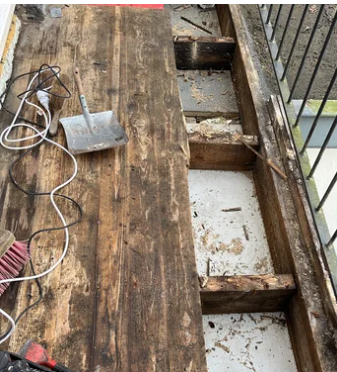 Verrot balkon voor renovatie Haarlem