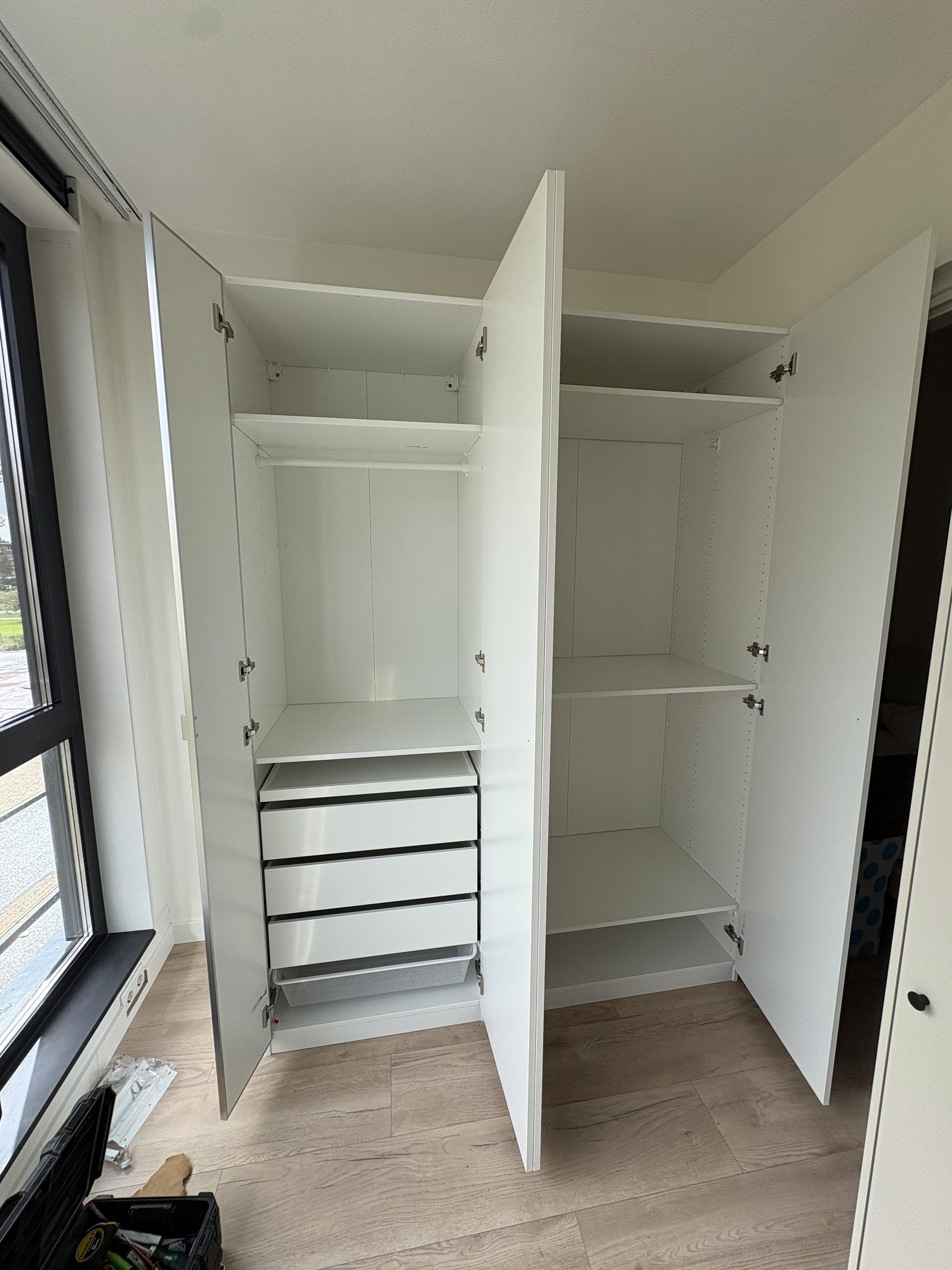 IKEA PAX kledingkast gemonteerd in slaapkamer Haarlem