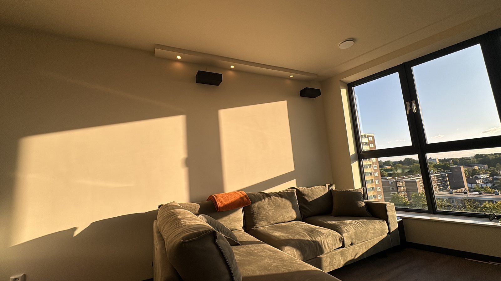 Koof met ledverlichting en surroundspeakers Haarlem