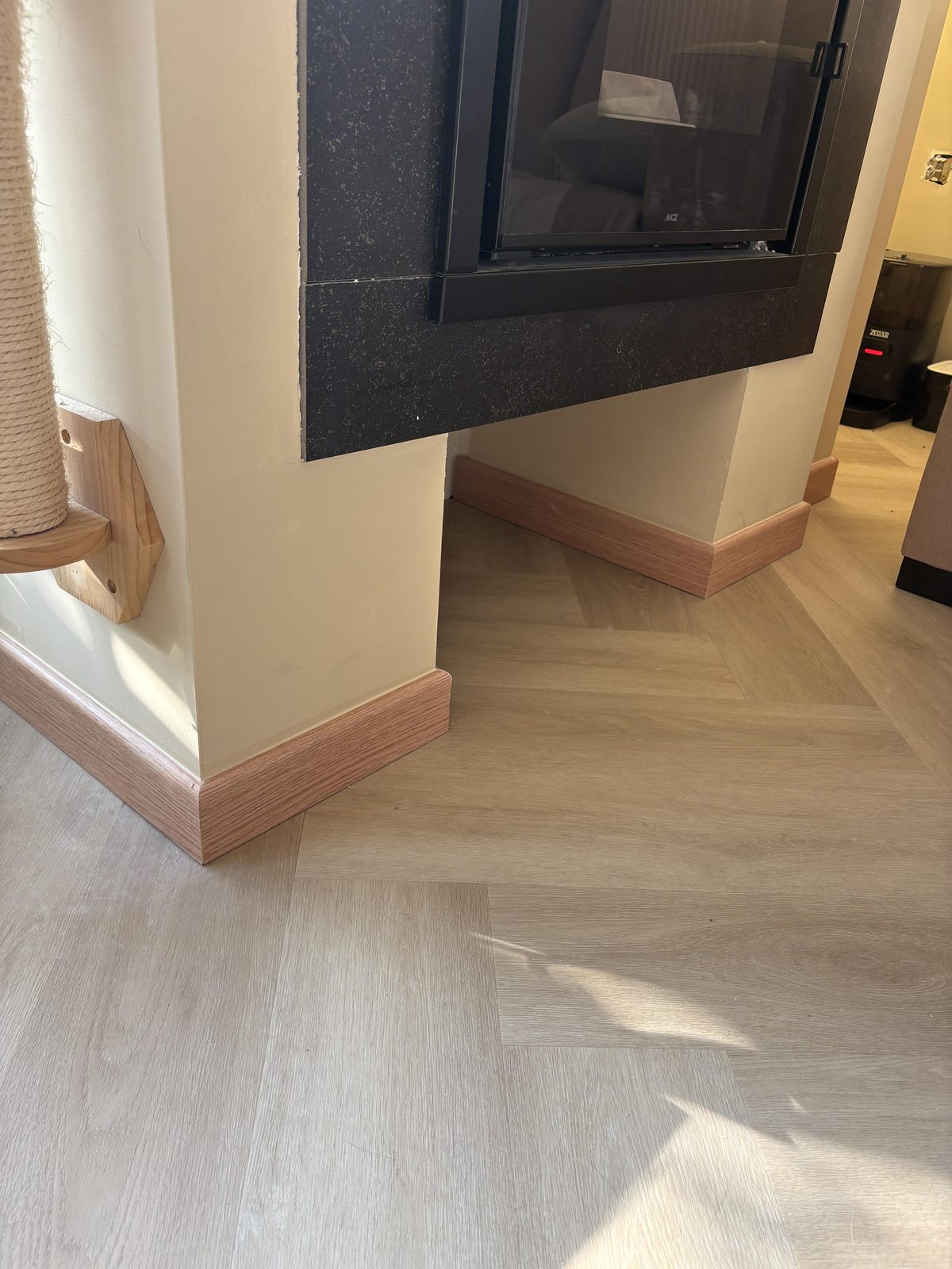 Nieuwe houten plinten geplaatst Heemstede