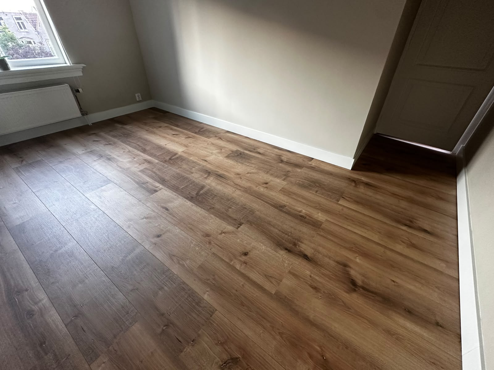 Slaapkamer renovatie Haarlem laminaat en plinten