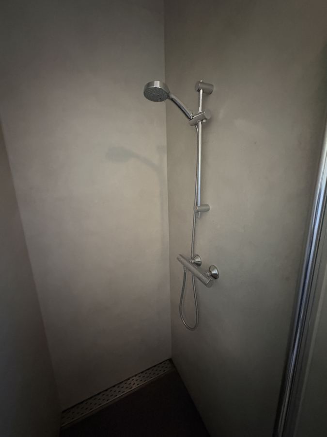 Wandpanelen in douche zonder hak- en breekwerk geplaatst