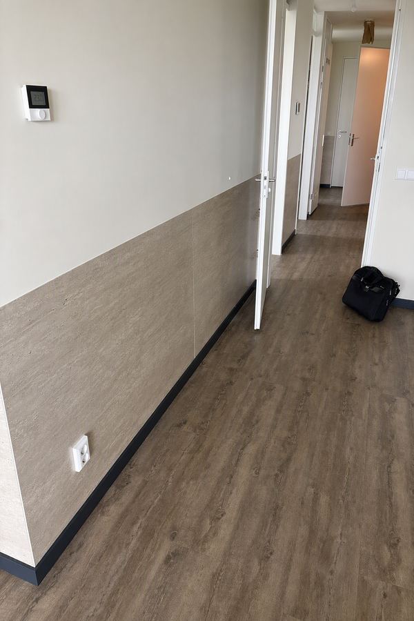 Wandpanelen als stootrand in de gang